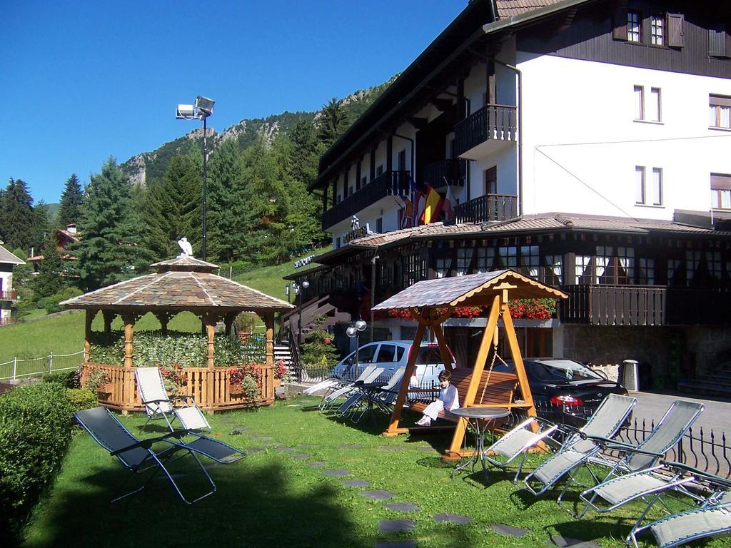 Hotel Pineta カスティオーネ・デッラ・プレゾラーナ エクステリア 写真